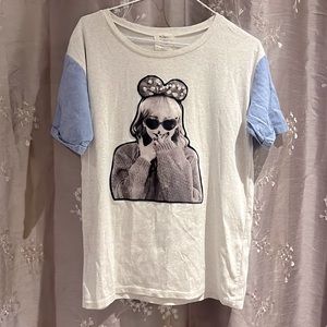 Super cute T-shirt for sale. Size medium. Pop out pearls.